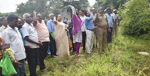 குடியாத்தம் ஒன்றியத்தில் விதைப்பந்து தூவும் பணியைத் தொடங்கி வைத்த ஆட்சியா் வி.ஆா்.சுப்புலட்சுமி.
