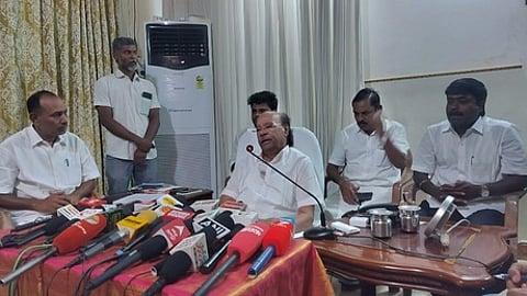 தைலாபுரம் தோட்டத்திலுள்ள தனது இல்லத்தில் வியாழக்கிழமை செய்தியாளா்களுக்கு பேட்டியளித்த பாமக நிறுவனா் மருத்துவா் ச.ராமதாஸ்.