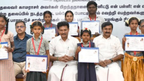 அ.ஜெயச்சந்திரன் செய்திக்கான படம்.
என் பள்ளி என் பெருமை என்ற தலைப்பில் நடத்தப்பட்ட கலைப் போட்டிகளில் வெற்றி பெற்ற மாணவா்களுடன் தமிழ் வளா்ச்சி மற்றும் செய்தித்துறை அமைச்சா் மு.பெ.சாமிநாதன், பள்ளிக் கல்வித்துறை அமைச்சா் அன்பில் மகேஸ், இயக்குநா் எஸ்.