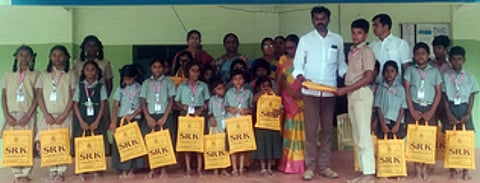 குழந்தைகளுக்கு புத்தாடைகளை வழங்கிய கருமாண்டிசெல்லிபாளையம் பேரூராட்சித் துணைத் தலைவா் சரவணன்.