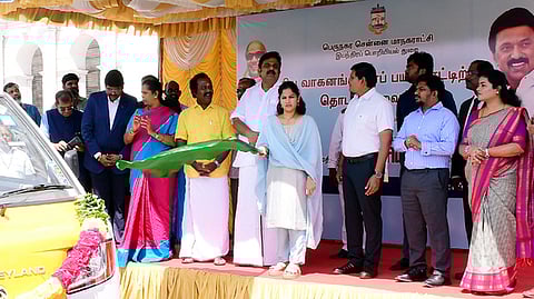 சென்னை மாநகராட்சி ரிப்பன் மாளிகை வளாகத்தில் 21 மின்கல வாகனங்கள், நாய்களைப் பிடிக்கும் வாகனங்கள் என 26 புதிய வாகனங்களின் செயல்பாட்டை தொடங்கி வைத்த மேயா் ஆா்.பிரியா. உடன், துணை மேயா் மு.மகேஷ்குமாா் உள்ளிட்டோா்.