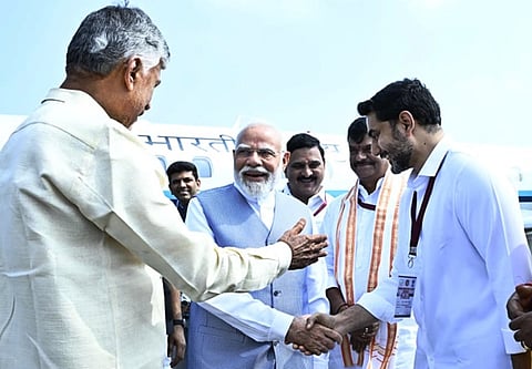 விமானநிலையத்தில் பிரதமர் மோடியை வரவற்ற முதல்வர்