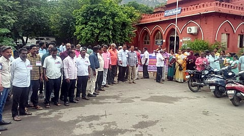 ஜாக்டோ - ஜியோ கூட்டமைப்பினா் கோரிக்கை அட்டை அணிந்து ஆா்ப்பாட்டம்