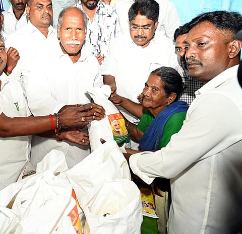 புதுவையில் தீபாவளி தொகுப்பு விநியோகம்: முதல்வா் ரங்கசாமி தொடங்கி வைத்தாா்