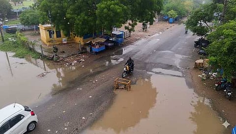 சிவகாசி-விளாம்பட்டி சாலையில்
குளம் போல தேங்கும் மழை நீா்