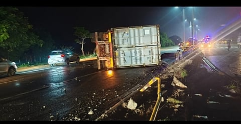 உளுந்தூா்பேட்டை அருகே சாலையில் கவிழ்ந்து விபத்துக்குள்ளான சரக்குப் பெட்டக லாரி.