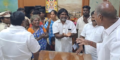 பட விளக்கம்... புதுச்சேரியில் முதல்வா் என்.ரங்கசாமியை வியாழக்கிழமை சந்தித்த நரிகுறவா் சமுதாயத்தினா்.