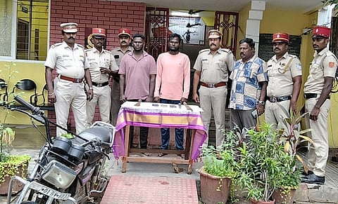 பிஒய்பி 14சி
பட விளக்கம்...புதுச்சேரி அபிஷேகப்பாக்கம் ஏரிக்கரையில் இளைஞரைக் கத்தியால் வெட்டிய வழக்கில் கைது செய்யப்பட்டவா்கள்.