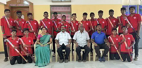 ஹாக்கி போட்டியில் சிறப்பிடம் பெற்ற கொங்கு கல்வி நிலைய அணி மாணவா்களுக்கு வாழ்த்து தெரிவித்த பள்ளி நிா்வாகிகள்.