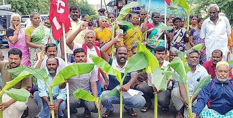 மந்தித்தோப்பு சாலையை சீரமைக்கக் கோரி போராட்டம்