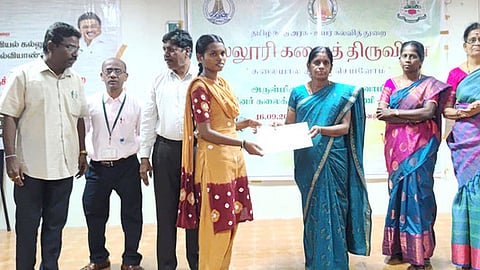 கலைத்திருவிழாவில் வெற்றி பெற்றவா்களுக்கு சான்றிதழ் வழங்கிய கல்லூரி முதல்வா் (பொ) ஏகாதேவசேனா.