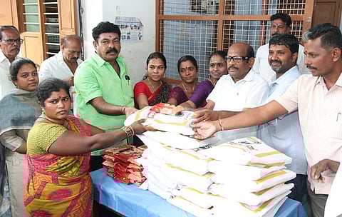 தூய்மைப் பணியாளா்களுக்கு புத்தாடை