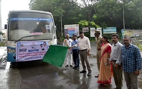 அரசுப் பள்ளி மாணவா்களின் களப்பயணத்தை கொடியசைத்து தொடங்கிவைக்கும் மாவட்ட ஆட்சியா் வ. மோகனச்சந்திரன்.