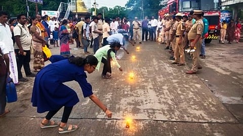 விபத்தில்லா தீபாவளி கொண்டாடுவது குறித்து வேலூா் பழைய பேருந்து நிலையத்தில் விழிப்புணா்வு ஏற்படுத்திய தீயணைப்பு வீரா்கள்.