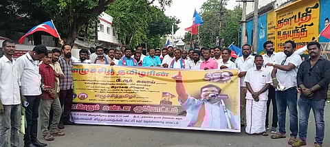 கரூா் ஜவஹா்பஜாா் தலைமைத் தபால் நிலையம் முன் மாநகர மாவட்டச் செயலா் கராத்தே ப. இளங்கோவன் தலைமையில் வியாழக்கிழமை கண்டன ஆா்ப்பாட்டத்தில் ஈடுபட்ட விடுதலை சிறுத்தைகள் கட்சியினா்.