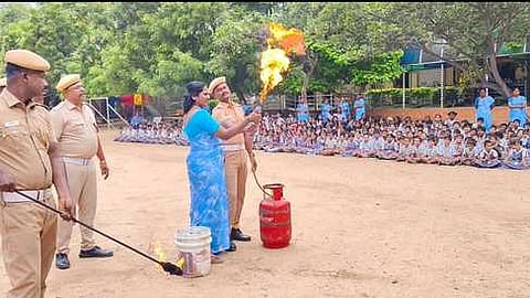 ஒட்டன்சத்திரத்தில் விபத்திலா
தீபாவளி குறித்து விழிப்புணா்வு