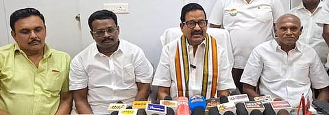 சிதம்பரத்தில் செய்தியாளா்களுக்கு பேட்டியளித்த தமிழ்நாடு காங்கிரஸ் முன்னாள் தலைவா் கே.எஸ்.அழகிரி.