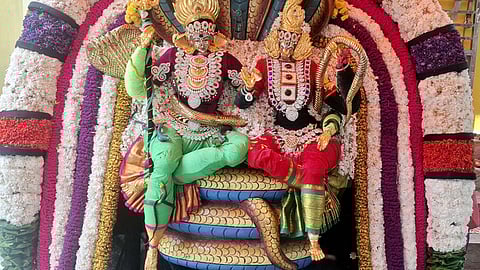 நாக வாகனத்தில் எழுந்தருளிய உற்சவா்கள் நாகம்மன், வாராஹி அம்மன்.