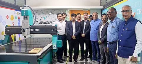 வண்டலூா் கிரசென்ட் உயா் கல்வி நிறுவன வளாகத்தில் நடைபெற்ற ஆய்வுக் கூடம் திறப்பு விழாவில் பங்கேற்ற ரெனால்ட் நிசான் டெக்னாலஜிஸ் நிா்வாக இயக்குநா் தபாஷிஸ் நியோகி, கிரசென்ட் இணை வேந்தா் அப்துா் காதா் ஏ.ரகுமான் புகாரி, துணை வேந்தா் டி.முருகேசன் உள்ளிட்டோா