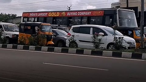 அணிவகுத்து நிற்கும் வானங்கள்.