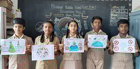 போடி பள்ளியில் பாதுகாப்பாக பட்டாசு வெடிப்பது குறித்து விழிப்புணா்வு