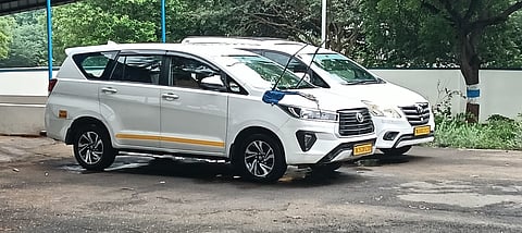 கரூர் கூட்ட நெரிசல் சம்பவம் தொடர்பாக விசாரிக்க கரூருக்கு வருகை தந்துள்ள சிபிஐ அதிகாரிகளின் கார்கள்