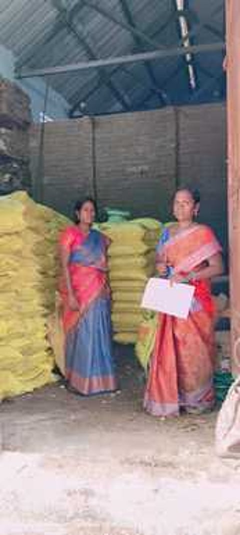 உரக்கடையில் ஆய்வு மேற்கொண்ட வேளாண்மை அலுவலா்கள்.