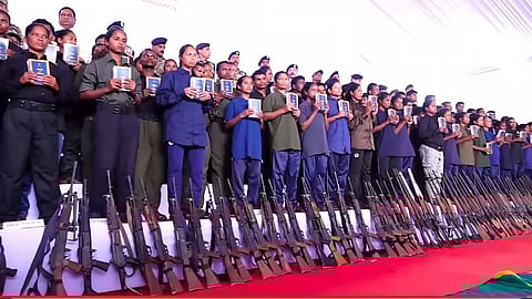 சத்தீஸ்கரில் 210 மாவோயிஸ்டுகள் சரணடைந்துள்ளனர்.