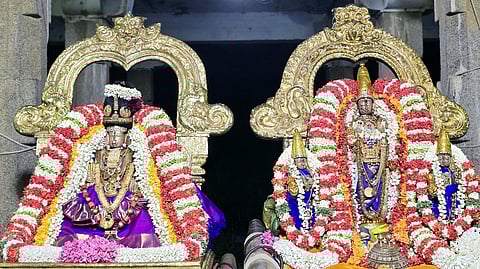 காஞ்சிபுரம் வரதா் கோயிலில் பெருமாள், தாயாா் புறப்பாடு