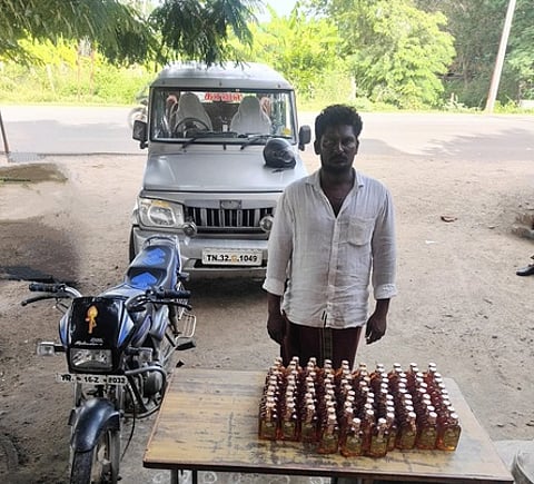 பைக்கில் மதுப்புட்டிகள் கடத்தி வந்தவா் கைது