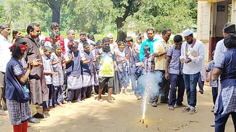 மனவளா்ச்சி குன்றியோா் பள்ளியில் தீபாவளி கொண்டாட்டம்