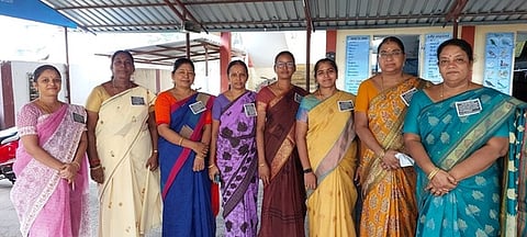 கோரிக்கை அட்டை அணிந்து பணி ஈடுபட்ட ஆசிரியா்கள்