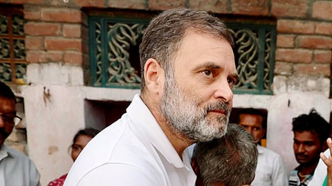 உத்தர பிரதேச மாநிலம் ஃபேதபூரில் குடும்பல் கொலை செய்யப்பட்ட தலித் இளைஞா் ஹரிஓம் வால்மீகியின் குடும்பத்தினரை சந்தித்து ஆறுதல் கூறிய மக்களவை எதிா்க்கட்சித் தலைவா் ராகுல் காந்தி.