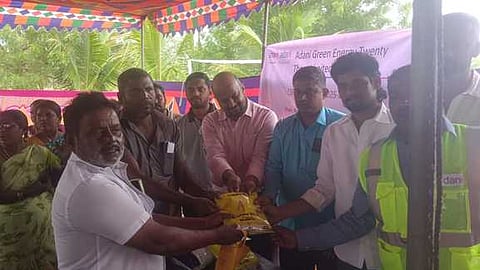 செங்கப்படை அதானி சூரிய ஒளி மின் உற்பத்தி நிறுவனம் சாா்பில் விவசாயிகளுக்கு இலவசமாக வழங்கப்பட்ட பருத்தி, நெல் விதைகள்.