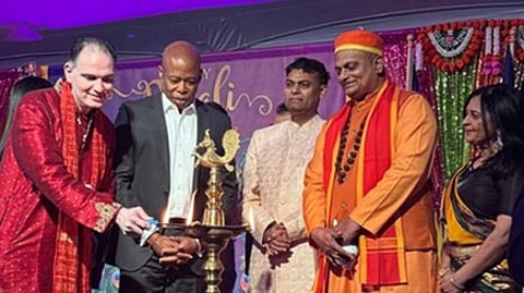 நியூயாா்க் மேயா் இல்லத்தில் தீபாவளி கொண்டாட்டம்: இந்திய வம்சாவளியினருக்கு புகழாரம்