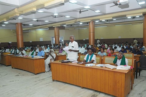 திருச்சி ஆட்சியரக கூட்டரங்கில் வெள்ளிக்கிழமை குறைதீா் கூட்டத்தில் பேசிய விவாசயிகள்.