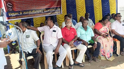 புதுக்கோட்டை அரசுப் போக்குவரத்து ஊழியா் சங்கப் போராட்டத்தை முடித்து வைத்துப் பேசிய கந்தா்வகோட்டை சட்டப்பேரவை உறுப்பினா் மா. சின்னதுரை.