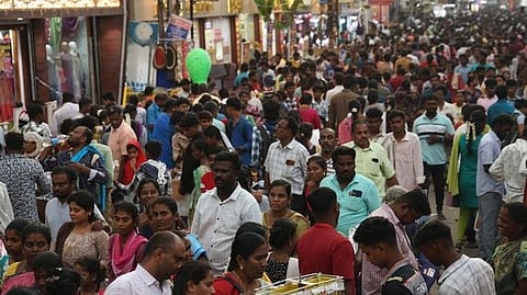 தீபாவளியையொட்டி பொருள்கள் வாங்க திருச்சி என்எஸ்பி சாலையில் சனிக்கிழமை குவிந்த பொதுமக்கள்.