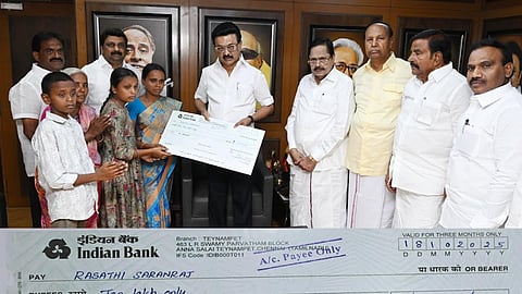 சாலை விபத்தில் இறந்த திமுக உறுப்பினர்களின் குடும்பங்களுக்கு குடும்ப நிதியாக ரூ.10, லட்சம்