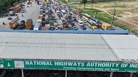 கிருஷ்ணகிரி சுங்கவசூல் மையத்தில் நீண்ட வரிசையில் அணிவகுத்து நின்ற வாகனங்கள்.