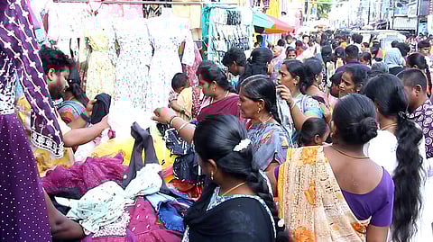 தீபாவளிப் பண்டிகையை முன்னிட்டு, ஆடைகளை வாங்க ராமநாதபுரம் சாலைத் தெருவில் சனிக்கிழமை கூடிய பொதுமக்கள்.
