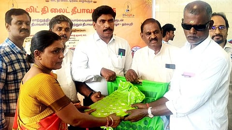 தீபாவளி தொகுப்பை வழங்கிய தருமபுரி தனி வட்டாட்சியா் ஜெ.சுகுமாா்.