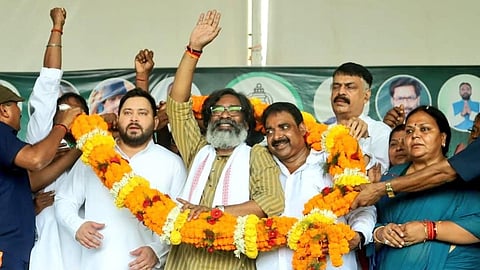 ஜேதஸ்வி யாதவுடன் ஜார்க்கண்ட் முதல்வர் ஹேமந்த் சோரன்.