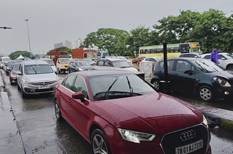 செங்கல்பட்டு பரனுா் சுங்கச்சாவடி பகுதியில் ஏற்பட்ட போக்குவரத்து நெரிசல்.