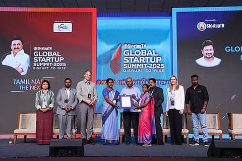 கோவை உலகப் புத்தொழில் மாநாட்டின் நிறைவு விழாவில் தொழில் வளா் மையங்களுக்கான அனுமதி ஆணைகளை வழங்கிய மாநில திட்டக்குழு துணைத் தலைவா் ஜே.ஜெயரஞ்சன்.