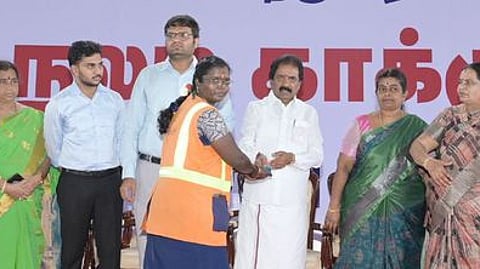 திருச்சியில் சனிக்கிழமை நடைபெற்ற முகாமில் மருத்துவம் சாா்ந்த நலத்திட்ட உதவி வழங்கிய மேயா் மு. அன்பழகன். உடன், ஆட்சியா் வே. சரவணன்உள்ளிட்டோா்.