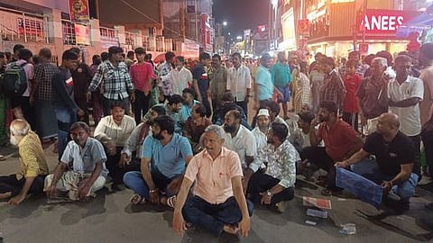 ஜவுளி வணிக வளாகம் முன்பு சாலை மறியலில் ஈடுபட்ட வியாபாரிகள்.