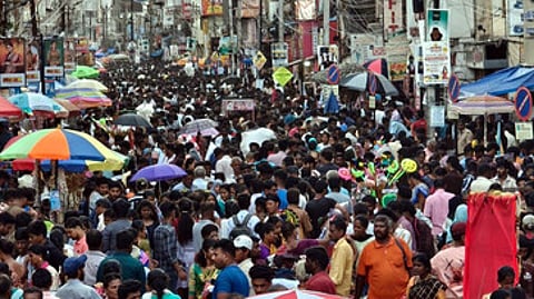 பொதுமக்கள் கூட்டத்தால் சனிக்கிழமை களைகட்டியிருந்த மதுரை விளக்குத் தூண் பகுதி.