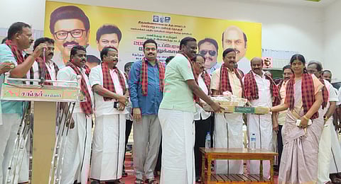 நிகழ்ச்சியில் திமுக நிா்வாகிகளைப் பாராட்டி பரிசு வழங்கிய எம்.எஸ்.தரணிவேந்தன் எம்.பி. உடன் ஒ.ஜோதி எம்எல்ஏ உள்ளிட்டோா்.