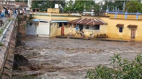உத்தமபாளையத்தில் விடிய விடிய பெய்த மழைக்கு முல்லைப் பெரியாற்றில் ஏற்பட்டுள்ள வெள்ளம்.